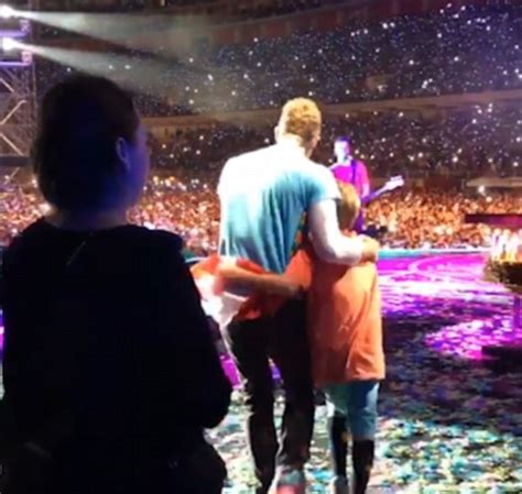 Chris Martin surpreende filho de 10 anos ao levá lo para o palco em