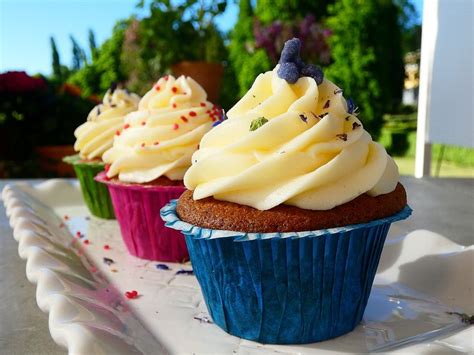 Elisabeth och Johans cupcakes med frosting Recept Goda tårtor