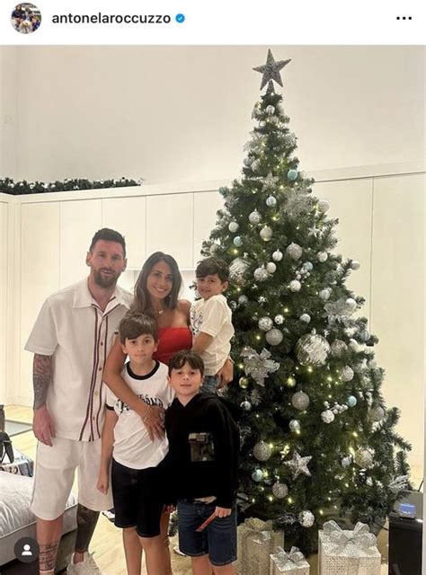 メッシ、一家で幸せなクリスマスを過ごす 妻のアントネラさんがツリーの前での家族写真アップ 海外サッカー 日刊スポーツ