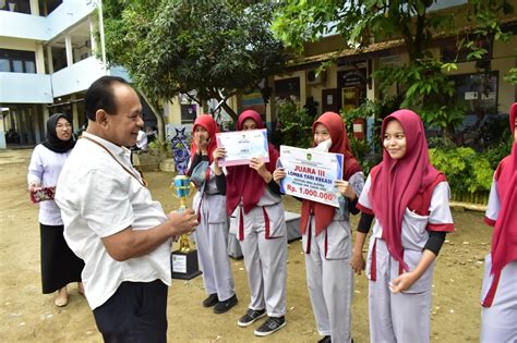 Pemberian Penghargaan Juara Lomba Tari Kreasi Tingkat Provinsi Dalam