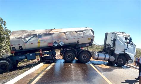 Carreta Combust Vel Tomba E Deixa Rodovia Interditada Em Mt