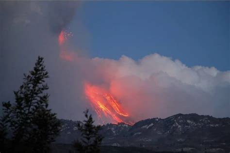 Etna Una Violenta Eruzione E Fortissimi Boati Svegliano La Sicilia