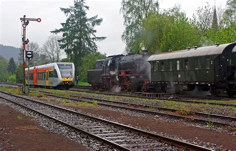 Alt Trifft Modern Am Bei Regen Im Bahnhof Herdorf