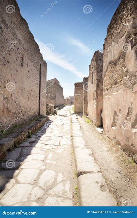 Unearthed City Of Pompeii Stock Image Image Of Italy 164354677