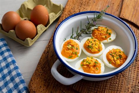 Huevos Rellenos De Crema De Atún Receta Tradicional De Tapa Española