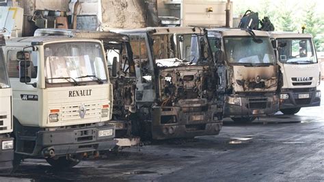 Un Incendio Destruye Varios Camiones De Basura En Leioa