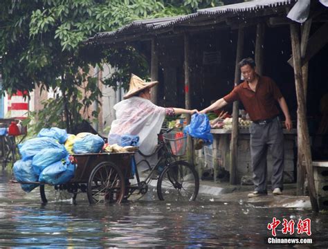 强降雨狂袭广西 街道内涝民众淌水出行新闻频道央视网