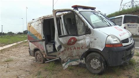 Ambul Ncia Capota Na Br Deixando Quatro Pessoas Feridas Ne G