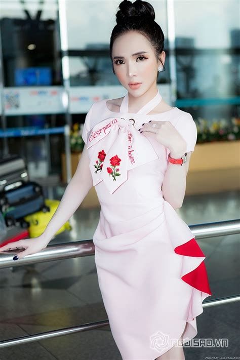 Hot girl chuyển giới Trần Đoàn đẹp bất chấp lên đường sang Singapore dự Đêm hội chân dài