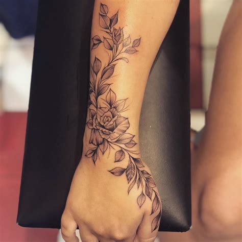 60 ideias de tatuagem de flor na mão para te convencer a fazer a sua