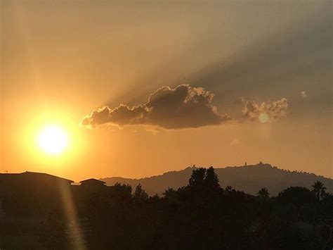 Un Tramonto Assolutamente Senza Filtri Uno Spettacolo Naturale Che