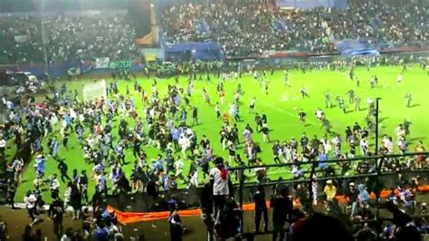 Strage Allo Stadio In Indonesia Scontri Dopo Una Partita Almeno