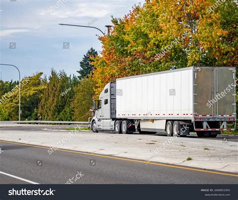 Classic Big Rig Bonnet Semi Truck With Grille Guard Transporting