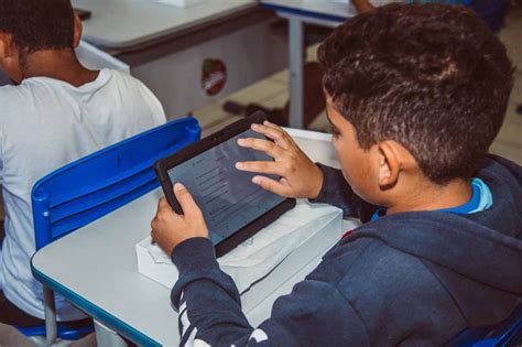 Secretária de Educação fez a entrega de tablets aos alunos do ensino