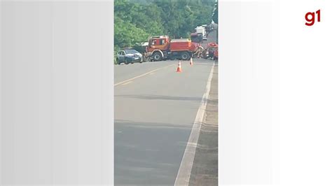 Batida Entre Caminhões Deixa Uma Pessoa Morta E Duas Gravemente Feridas Na Br 153 Tocantins G1