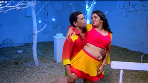 Bhojpuri Song निरहुआ ने बाहों में जकड़कर आम्रपाली के साथ की शरारत