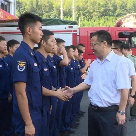 桂东县委书记走访慰问消防救援大队官兵伍志平应急县人武部党委