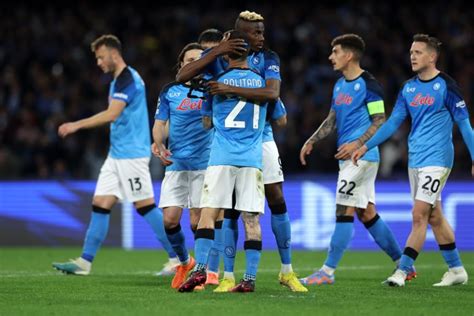 Il Napoli nella storia batte 3 0 l Eintracht ed è per la prima volta