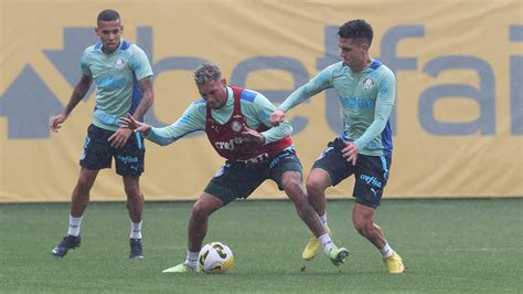 Os Jogadores Rafael Navarro E Eduard Atuesta D Da Se Palmeiras