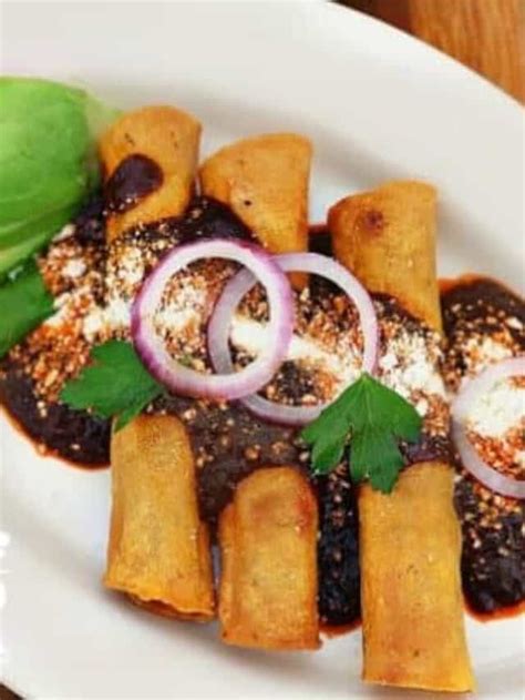 Taquitos Dorados De Pavo Con Mole Mexicano Recetas De Comida Mexicana