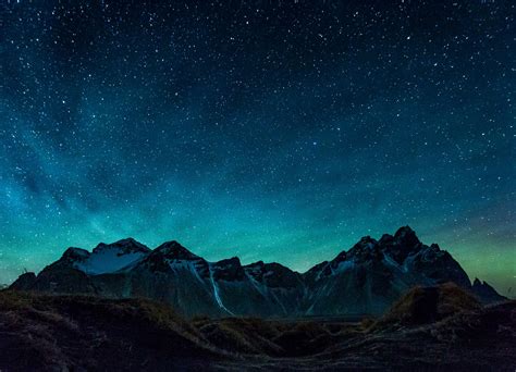 Green Airglow appearing in the night sky behind the mountains of Vestrahorn, Iceland [1950x1410 ...