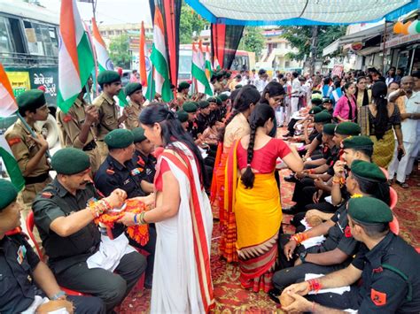 Sisters Tied Defense Thread On The Wrists Of Soldiers Who Protected The Country देश की रक्षा