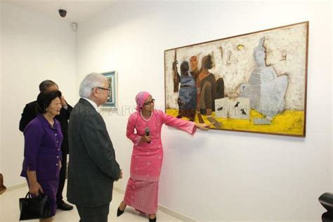 President Tony Tan And His Wife Mrs Mary Tan Looking At An