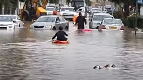 Poplave U Izraelu U Lodu Ljudi Odsje Eno Od Ostatka Grada