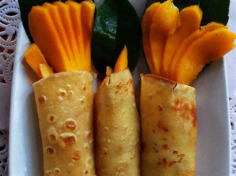 Indonesische Pfannkuchen Gefüllt Mit Mango Kue Dadar Buah Mangga Von