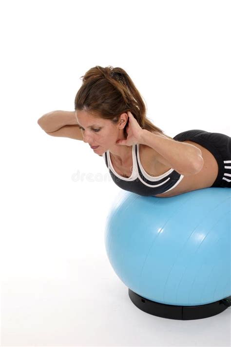 Mujer Que Se Resuelve En La Bola 4 Del Ejercicio Foto De Archivo