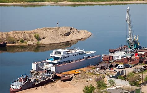 Oleg Deripaska's yacht gets stuck in port due to low water levels ...