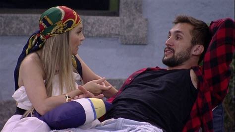 Bbb Arthur Esquece Carla E Diz Que Est Sofrendo Pela Ex Namorada