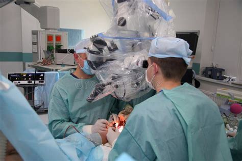 A Cirurgia Para Costurar O Pulso A Equipe Dos Neurocirurgi O E