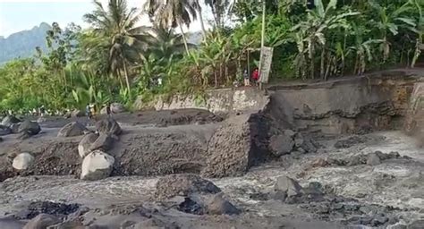 Lahar Dingin Semeru Terjang Jembatan Di Kawasan Lumajang Jembatan