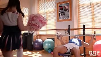 Campamento de entrenamiento de animadoras las chicas calientes se llenan los coños XVIDEOS