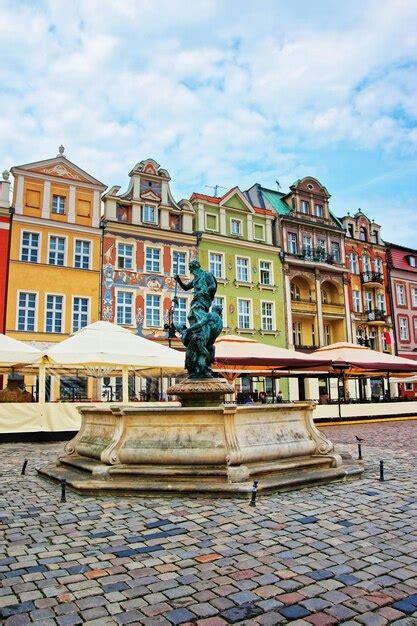 Fuente De Neptuno En La Plaza Del Mercado Viejo Poznan Polonia Gente