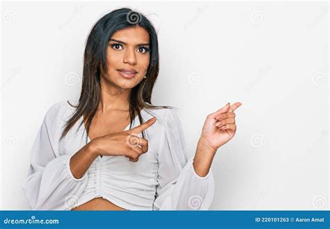 Joven Transexual Latina Con Ropa Casual Apuntando Preocupada Y Nerviosa Con Ambas Manos