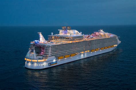 Rccls Symphony Of The Seas The Attractions Of A Large Cruise Ship