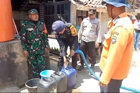 Garut Dapat Bantuan Truk Brimob Untuk Distribusikan Air Bersih Pada