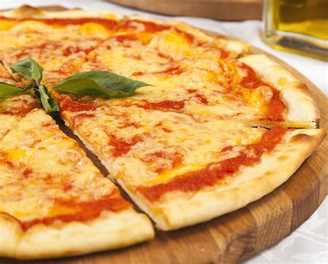 Pizza Margherita das Originalrezept für italienische Spezialität