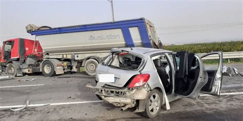 Incidente Mortale A Ramacca Scontro Tra Auto Una Vittima E Diversi