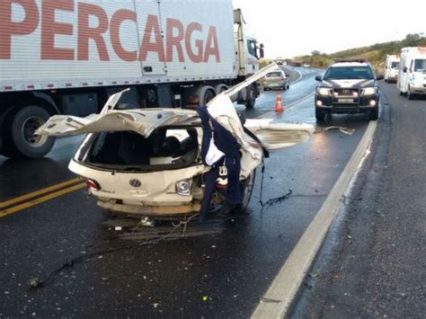 G1 Três morrem e um fica ferido após colisão entre caminhão e carro