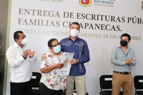 Rutilio Escand N Entrega Escrituras P Blicas A Familias De Distintas