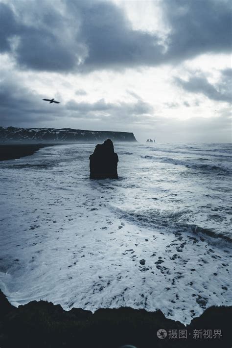 在冰岛著名的黑色沙滩 Reynisfjara 日出。刮风的早晨。海浪。五彩缤纷的天空。早晨日落照片 正版商用图片0qzpak 摄图新视界