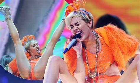 Miley Cyrus Reveals Bangerz Tour Backstage Antics To Sydney Audience Daily Mail Online