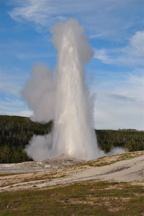 Old Faithful, Yellowstone National Park | Yellowstone national park ...