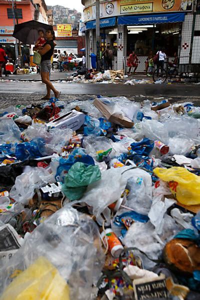 Lixo No Rio De Janeiro 15 04 2018 Cotidiano Fotografia Folha De