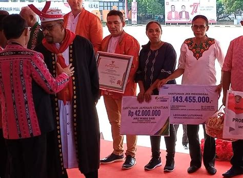 Bpjamsostek Serahkan Santunan Bagi Pekerja Rentan Dan Petugas