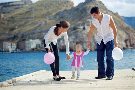 Portrait eines glücklichen jungen Familie zu Fuß mit ihrem Kind am