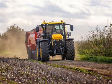 JCB 4000 Series Fastrac | Agricultural Tractors | JCB.com